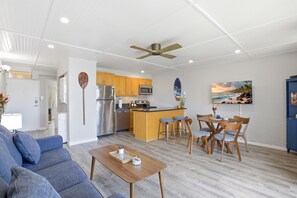 Smart TV - NEW- Renovated Ocean view- Across from the beach- Fantastic location (Kihei)