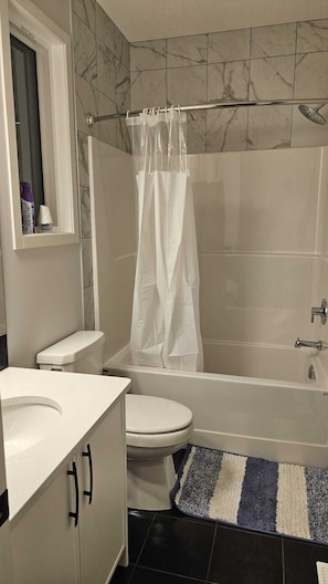 Séchoir à cheveux, serviettes fournies, savon, papier de toilette