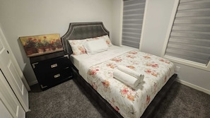 Tabla de planchar con plancha, wifi, ropa de cama