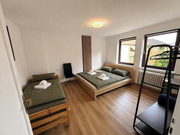3 bedrooms, iron/ironing board, WiFi, bed sheets - Exclusive 4-room apartment near the Wilhemshöhe train station (Kassel)