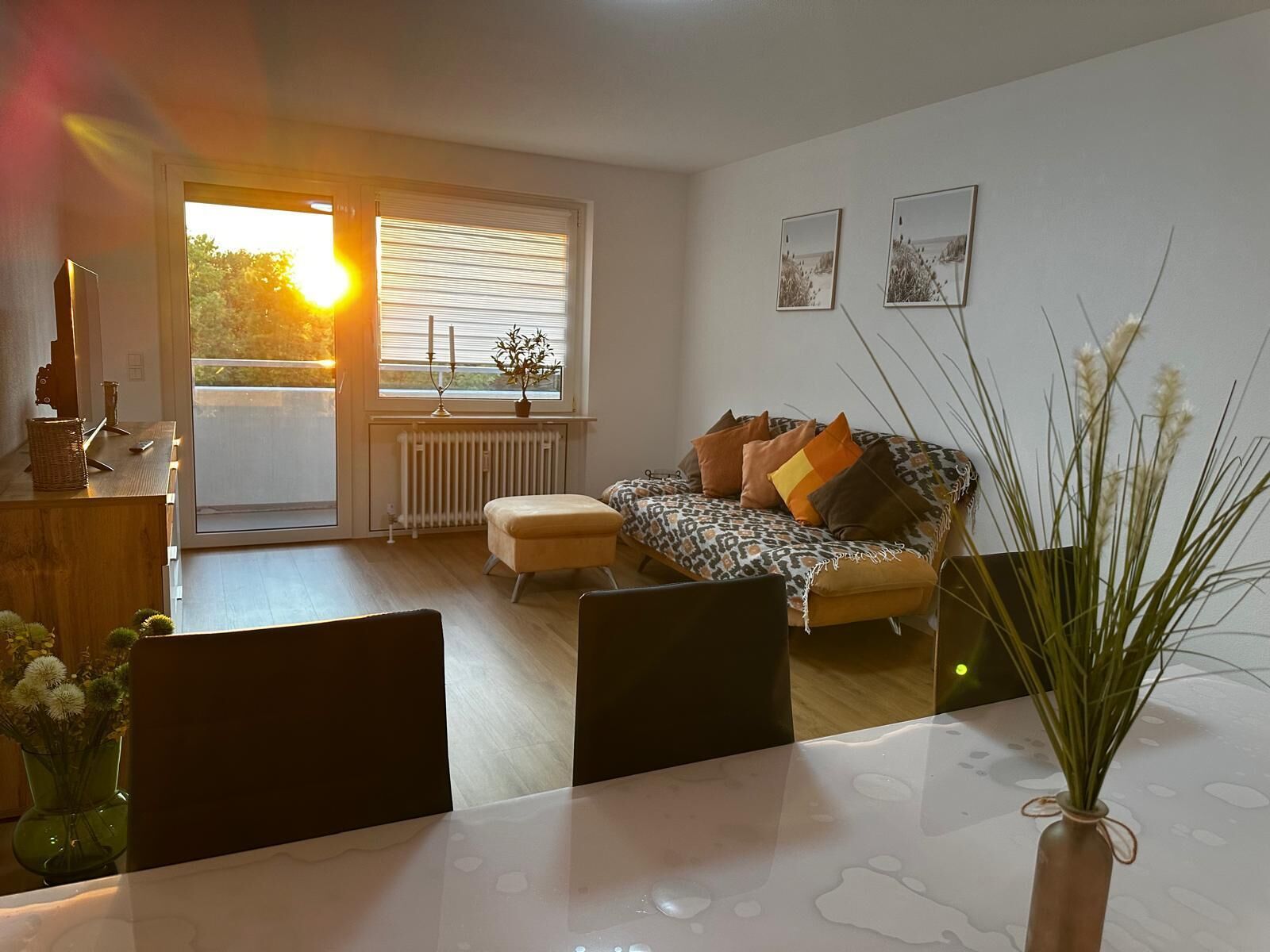 Un salon avec un canapé, une table basse et une vue sur l’extérieur.