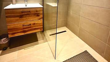Dusche, Haartrockner, Handtücher, Seife