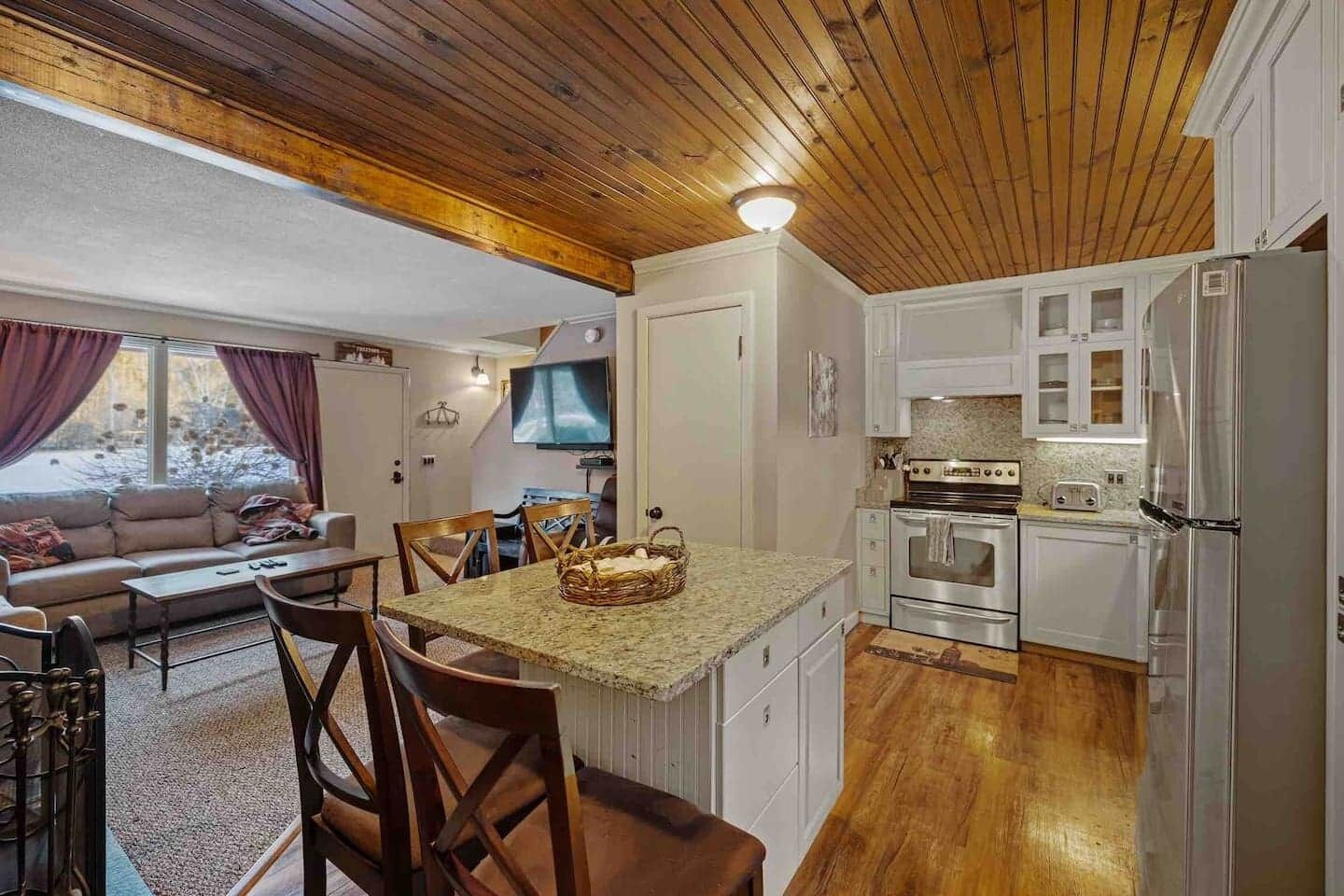 Wasserkocher mit Kaffee-/Teezubehör, Kühlschrank, Mikrowelle, Ofen