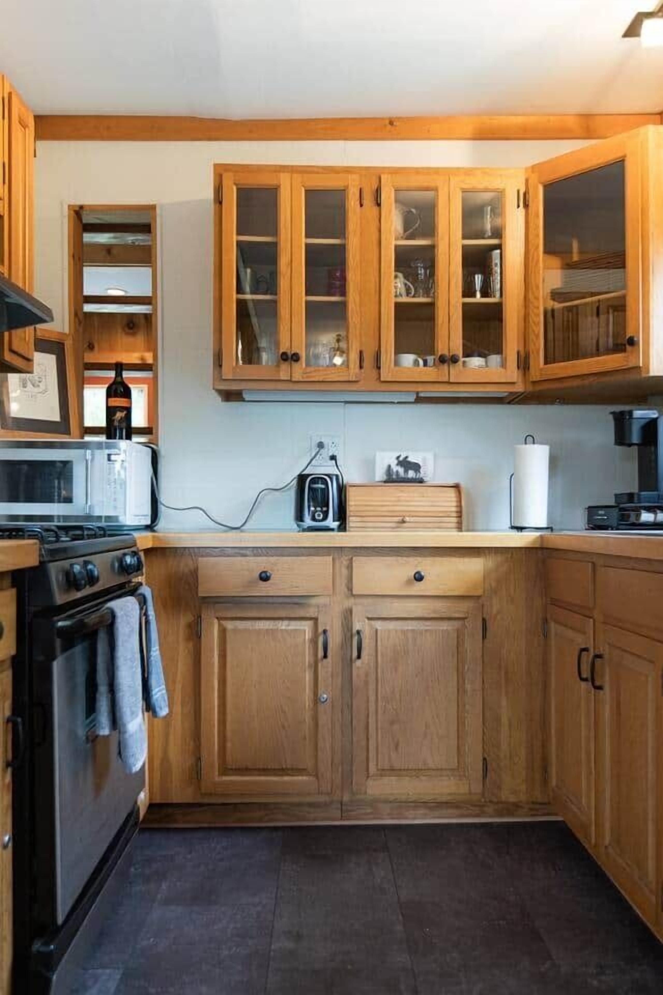 Coffee/tea maker, fridge, microwave, oven