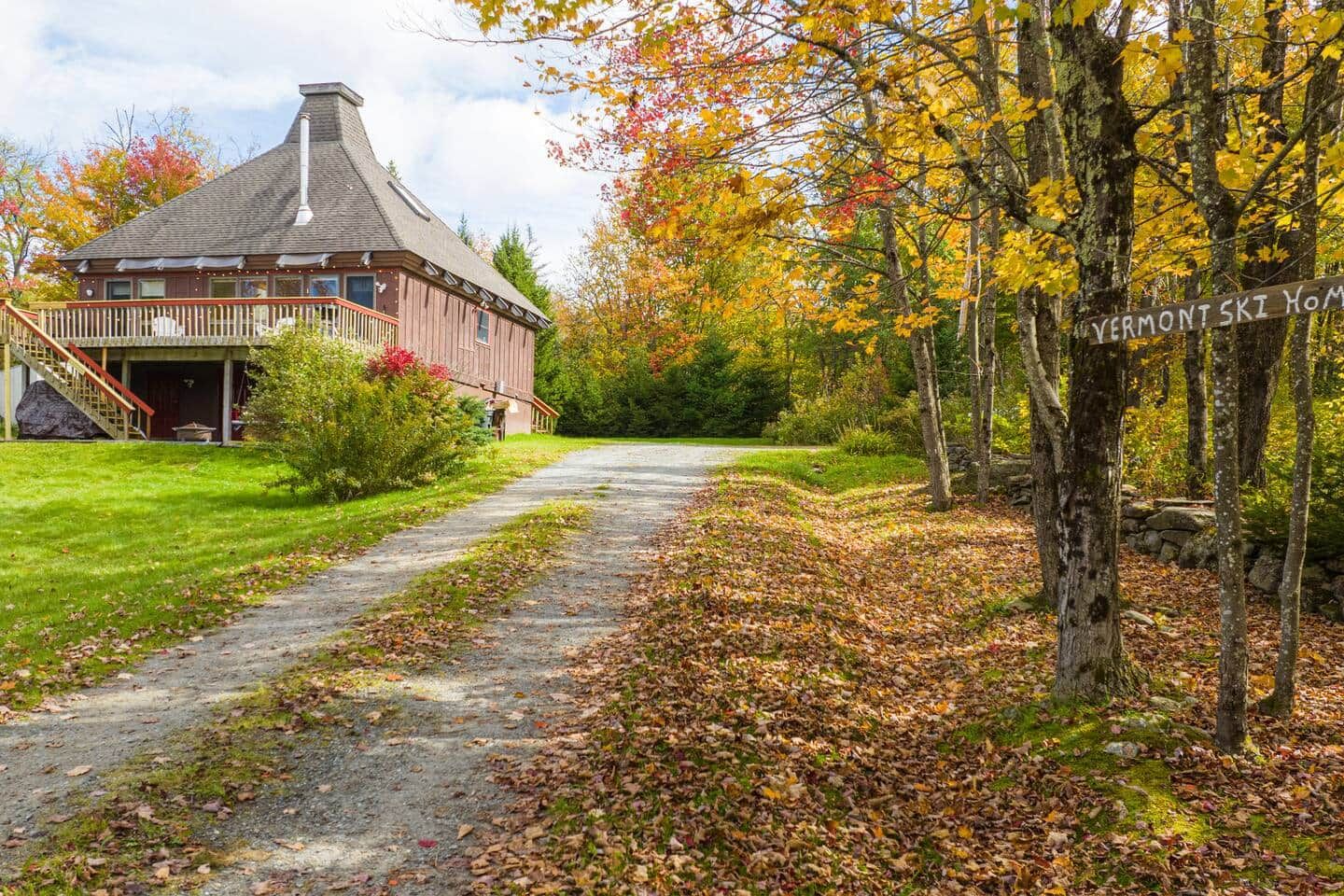 Un bâtiment rustique doté d’un porche et d’une enseigne indiquant qu’il s’agit d’une maison de vacances pour les sports d’hiver dans le Vermont.