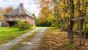 En rustik bygning med en veranda og et skilt, der angiver, at det er et ski-hus i Vermont.