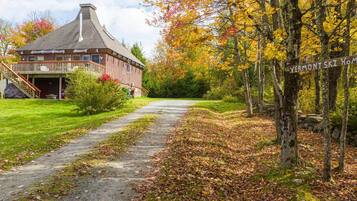 Un bâtiment rustique doté d’un porche et d’une enseigne indiquant qu’il s’agit d’une maison de vacances pour les sports d’hiver dans le Vermont.