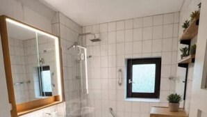 Secador de pelo, toallas, jabón, papel higiénico