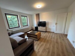 Living area - 2-Room Suite Near the Wilhelmshöhe Train Station (Kassel)