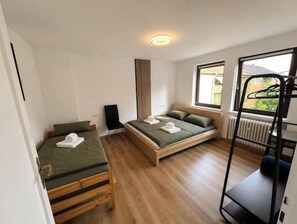 1 bedroom, iron/ironing board, WiFi, bed sheets - 2-Room Suite Near the Wilhelmshöhe Train Station (Kassel)