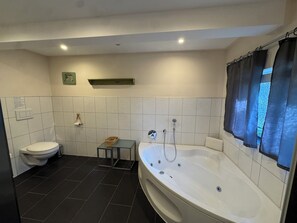 Bathroom - Vrbo Property (Hofgeismar)
