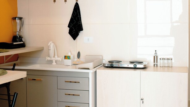 Coffee/tea maker, fridge, microwave, stovetop