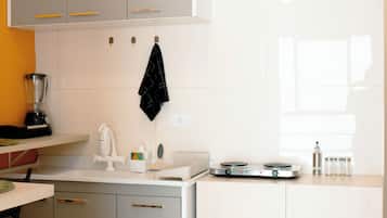 Cafeteira/chaleira, geladeira, micro-ondas, cooktop