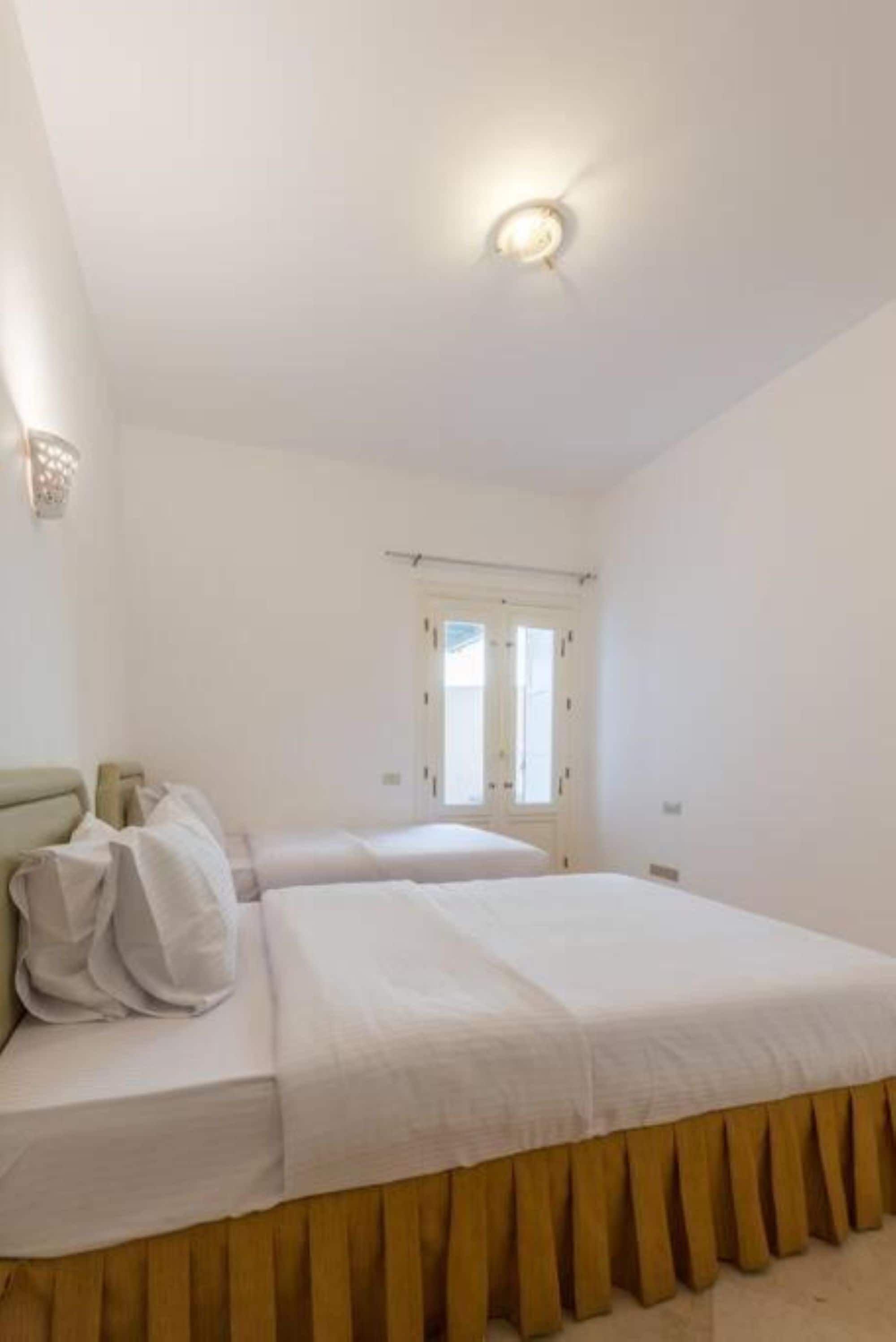 Tabla de planchar con plancha, wifi y ropa de cama 