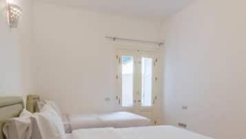 Tabla de planchar con plancha, wifi y ropa de cama