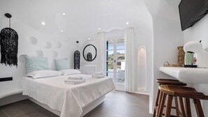 Quarto moderno com cama, pia branca e vista para o exterior.