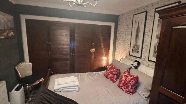 A hotel room with a bed, a chest of drawers, a desk, and a wardrobe. - Cozy 1 bedroomed apartment in Clackmannanshire (Coalsnaughton)