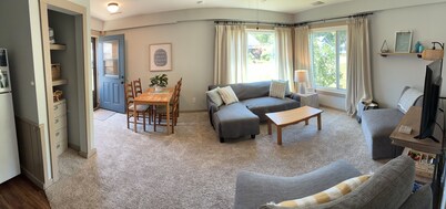 Well Appointed 2-bedroom beach house that sleeps 7 with AC steps from the lake