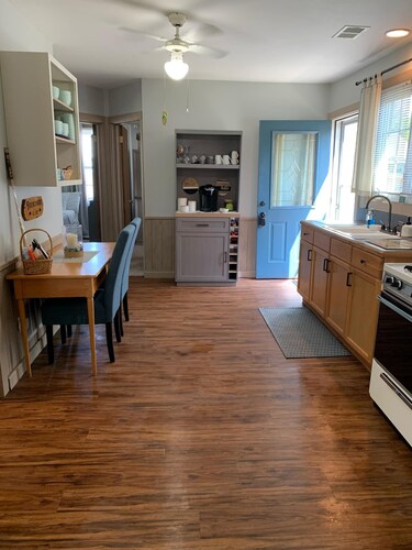 Well Appointed  2-bedroom beach house that sleeps 7 with AC steps from the lake