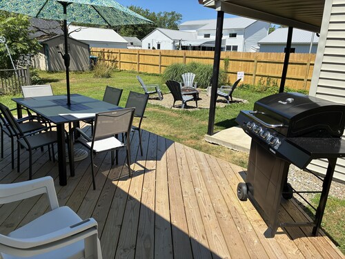 Well Appointed  2-bedroom beach house that sleeps 7 with AC steps from the lake