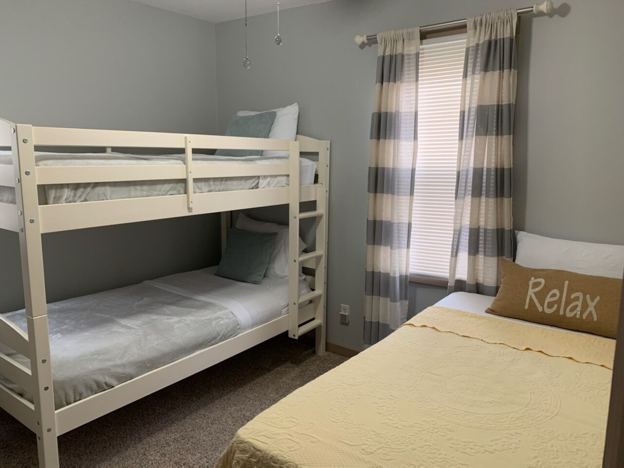 2 habitaciones, tabla de planchar con plancha, wifi y ropa de cama 