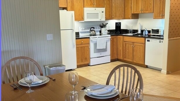 Dining - SMUGGLERS NOTCH. Ski in/ski out. Popular  ski retreat.Stay onsiteSki Lift access (Jeffersonville)