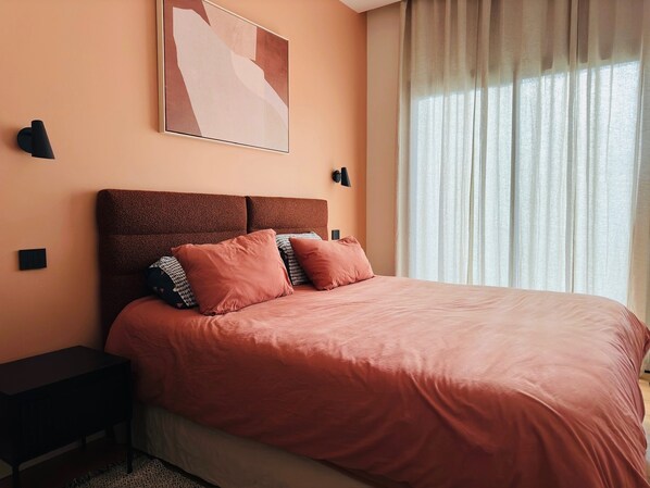 Escritorio, cuna de viaje, wifi gratis y ropa de cama
