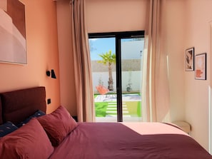 Escritorio, cuna de viaje, wifi gratis y ropa de cama