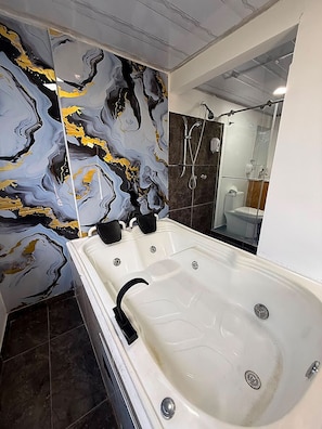 Luxury-Suite, Hügelblick | Badezimmer