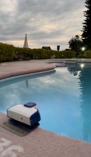 Una piscina al aire libre