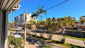 A residential area with a street, palm trees, and buildings. - Cozy house in Itagua (Ubatuba)