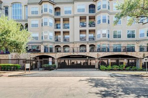 Exterior - Family Retreat 2BD/2BA | Pool |TMC & NRG| Sleeps 8 (Houston)