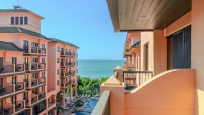 Hotel com vários andares e varandas com vista para uma piscina e o mar.