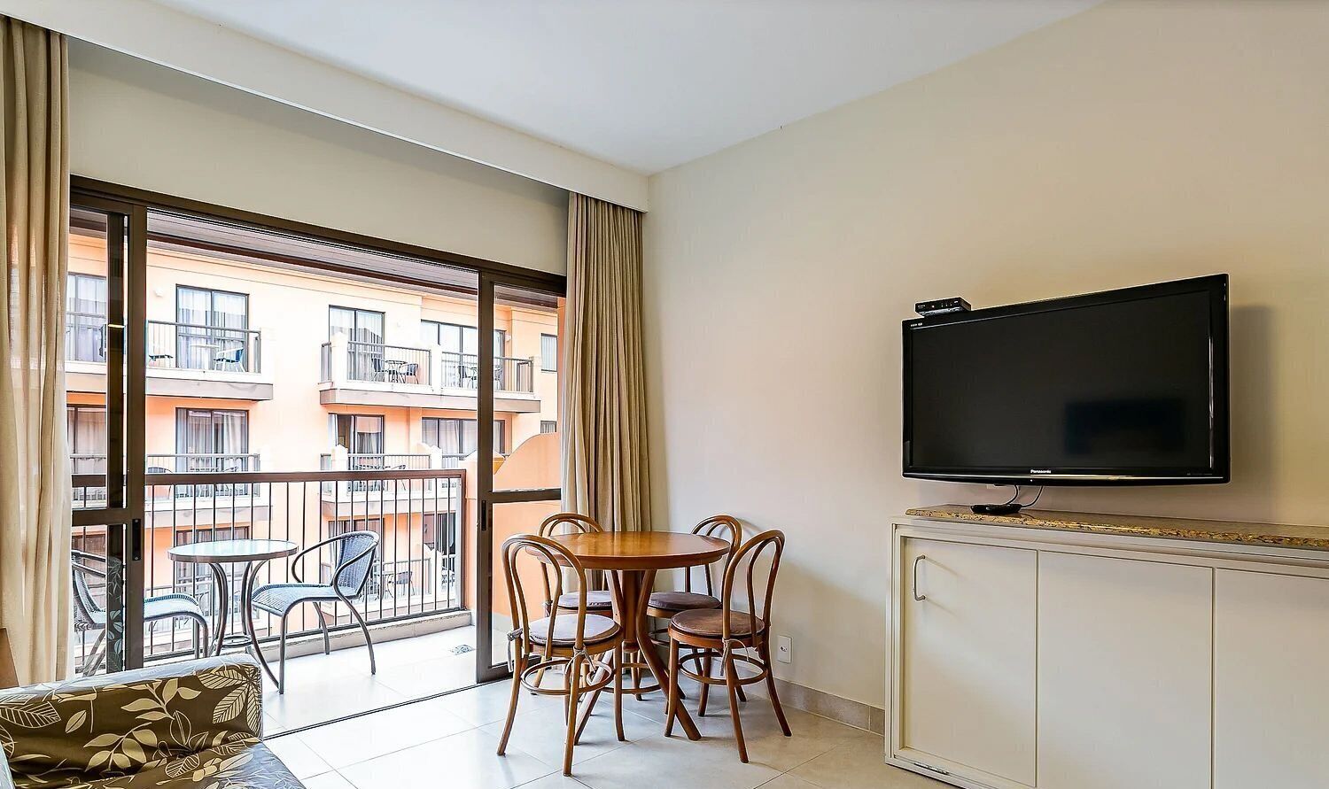 Basic Apartment | Living area