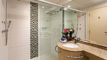 Basic Apartment | Bathroom | Shower