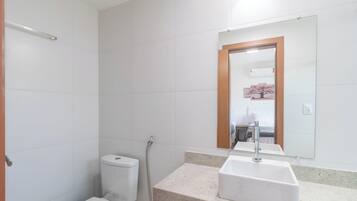 Basic Apartment | Bathroom