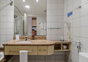 Basic Apartment | Bathroom | Separate bathtub and shower - Pool View Studio in Beachfront Resort Jbv134 (Florianópolis)