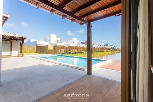2-suite House by the Lagoon in Marau Cdl0008