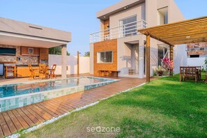 A modern house with a swimming pool, outdoor seating, and a covered patio. - Duplex House With Pool in Jacuipe/ba Pqa0011 (Camaçari)
