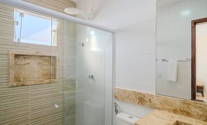 A modern bathroom with a glass shower enclosure, a marble vanity, and a large mirror. - Duplex House With Pool in Jacuipe/ba Pqa0011 (Camaçari)