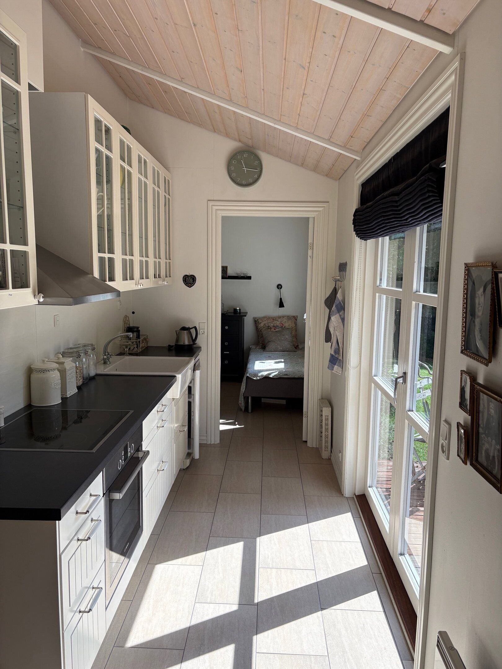Coffee/tea maker, fridge, oven, stovetop