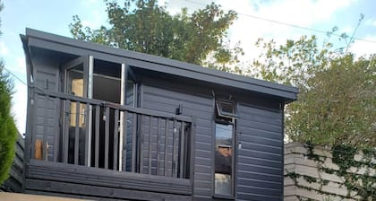 Cosy brand new open plan modern pet friendly cabin located in a quiet location.