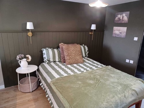 Cosy brand new open plan modern pet friendly cabin located in a quiet location.