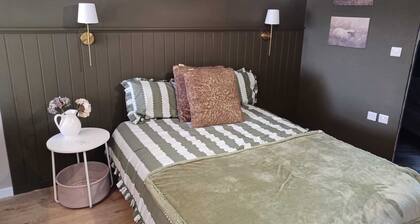 Cosy brand new open plan modern pet friendly cabin located in a quiet location.