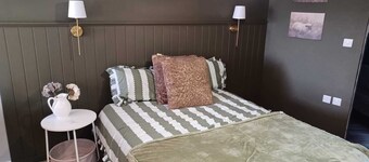 Cosy brand new open plan modern pet friendly cabin located in a quiet location.
