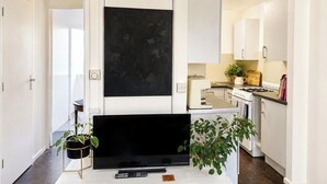 Interior - Stylish & Spacious 1BR flat- Central-Free Parking (London)
