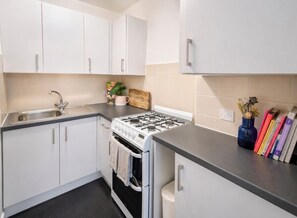 Private kitchen - Stylish & Spacious 1BR flat- Central-Free Parking (London)