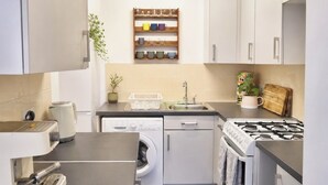 Private kitchen - Stylish & Spacious 1BR flat- Central-Free Parking (London)