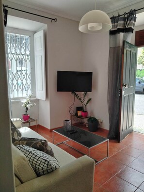 TV - Vrbo Property (Lisboa)