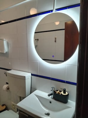 Shower, hair dryer, towels - Vrbo Property (Lisboa)